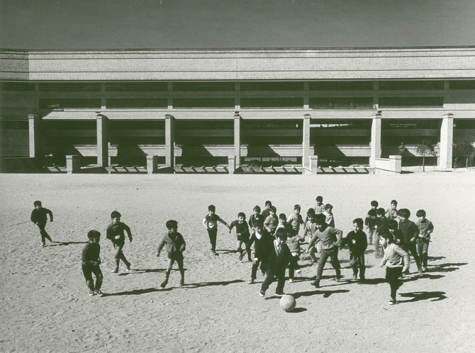 Grupo escolar en Caño Roto, 1969. Arquitectos: Antonio Vázquez de Castro y José Luis Iñiguez de Onzoño. Fotógrafo: Numay