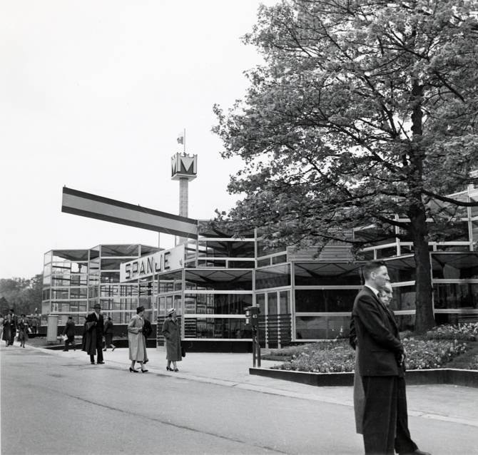 Pabellón Español en la Exposición Universal de Bruselas, 1958. Arquitectos: José Antonio Corrales y Ramón Vázquez Molezún. Fotógrafo: Desconocido