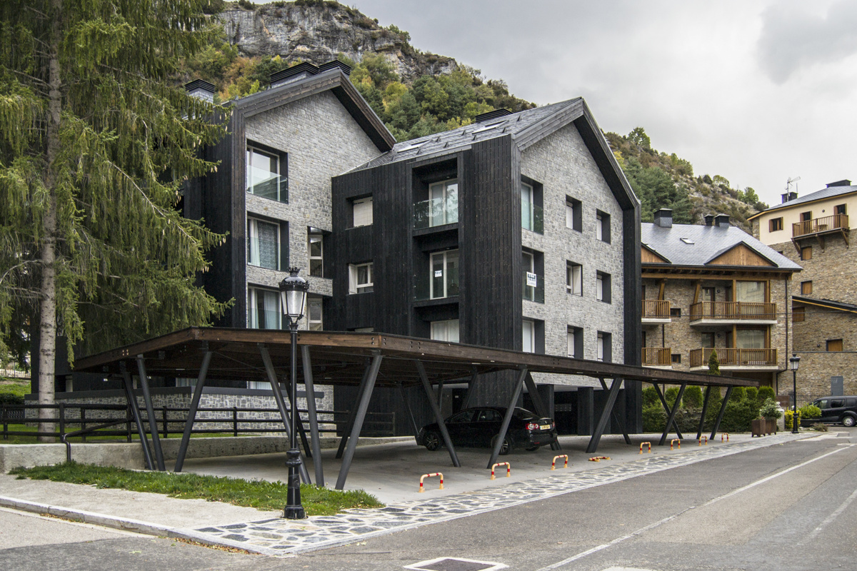  Rehabilitación del edificio Valle de Tena (antiguo hotel) convertido en 9 viviendas, trasteros y pérgolas de aparcamiento