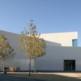 Oficinas municipales y edificio de viviendas en Sant Pere de Ribes