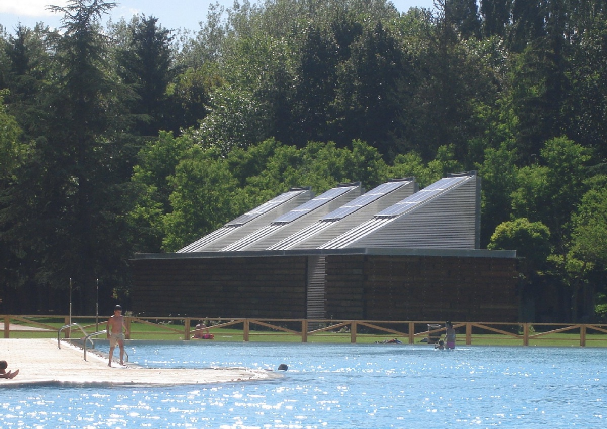  Edificio bioclimático de instalaciones en las piscinas de Gamarra