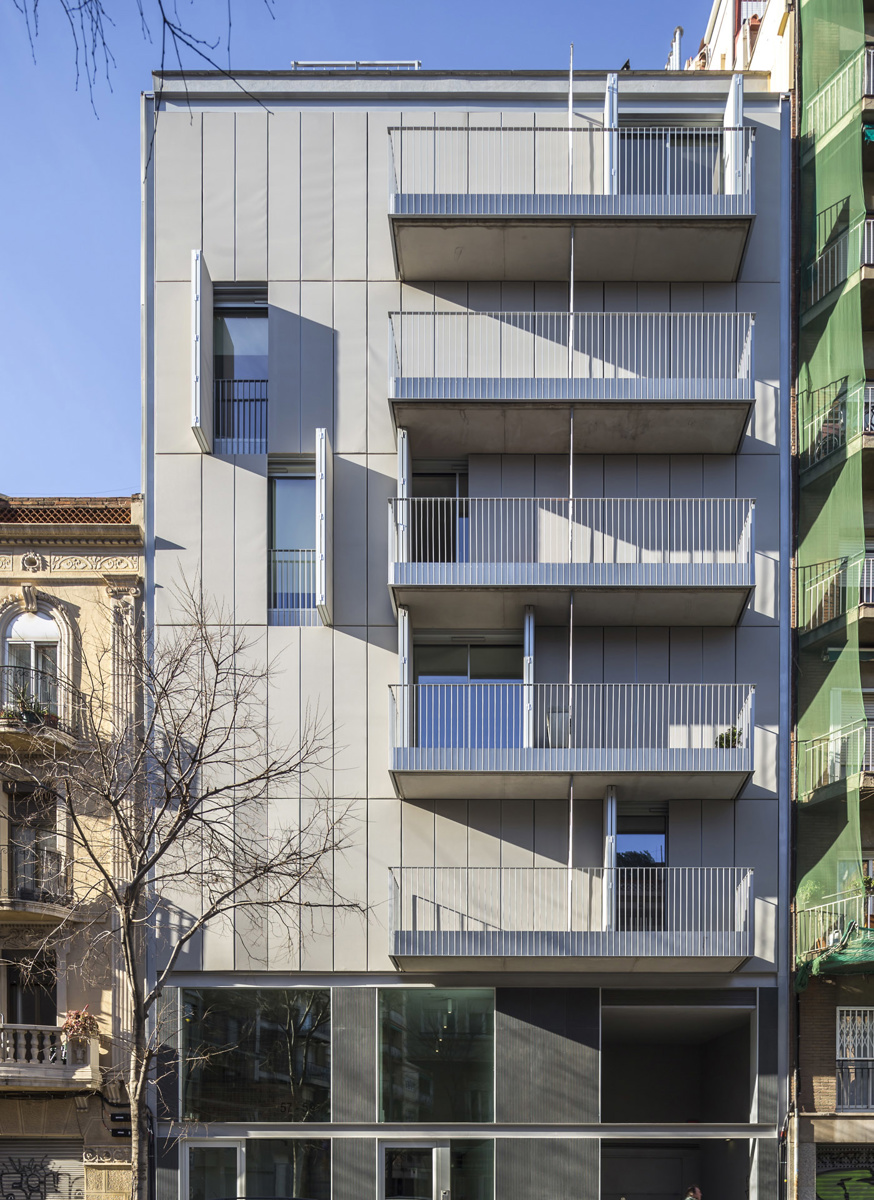  Edificio de viviendas con fachada textil en Barcelona