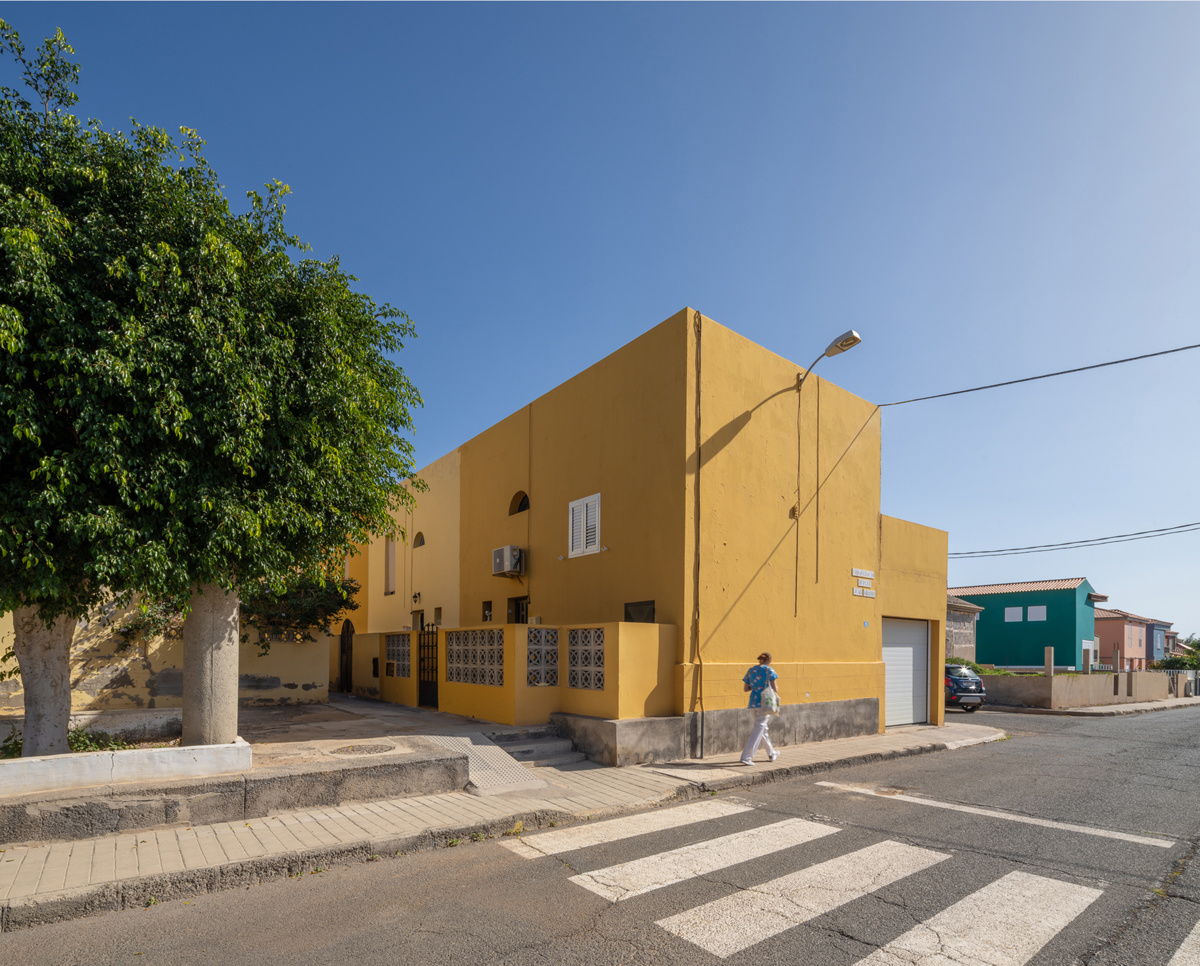 Conjunto de 30 viviendas sociales en Juan Grande, Gran Canaria, obra de Magüi González García