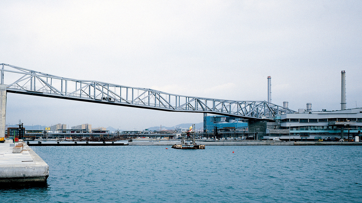  Puente peatonal y edificio de Capitanía del Puerto de Fòrum