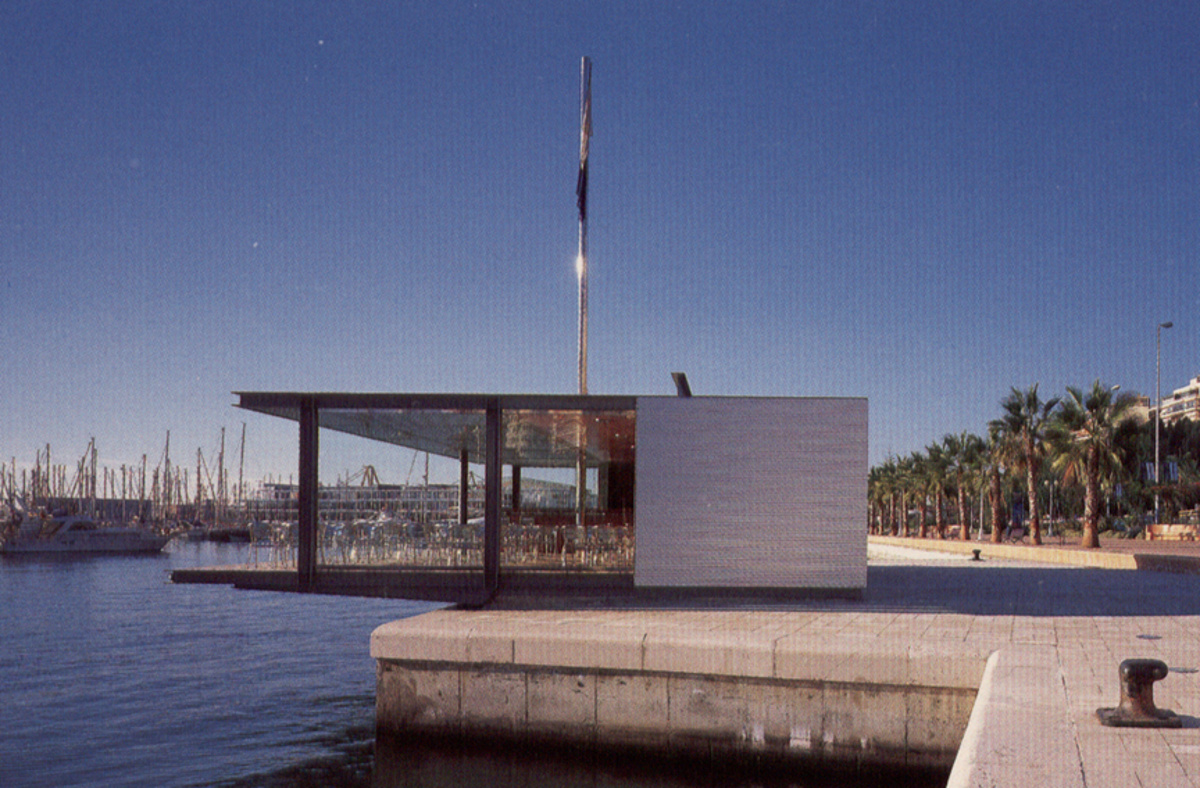  Muelle y edificio de servicios en el Puerto de Alicante