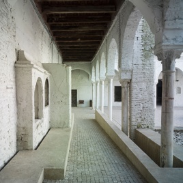 Consolidations installed. Former convent of Santa María de los Reyes in Seville.