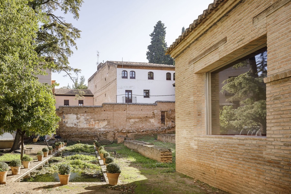  Una ventana en un jardín de la Alhambra
